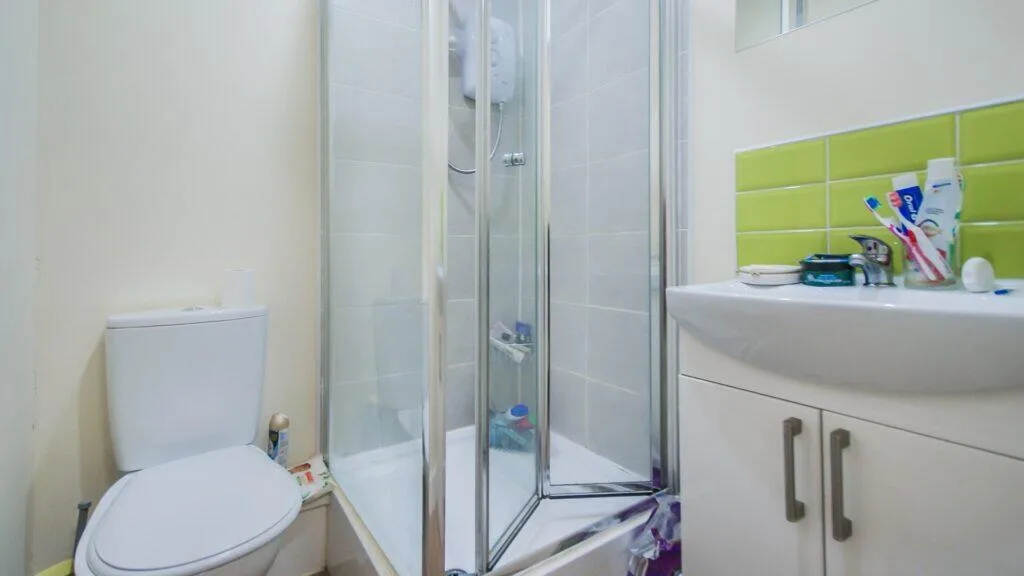 6 bedroom end of terrace house for rent