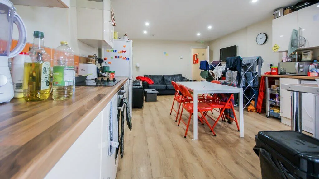 6 bedroom end of terrace house for rent