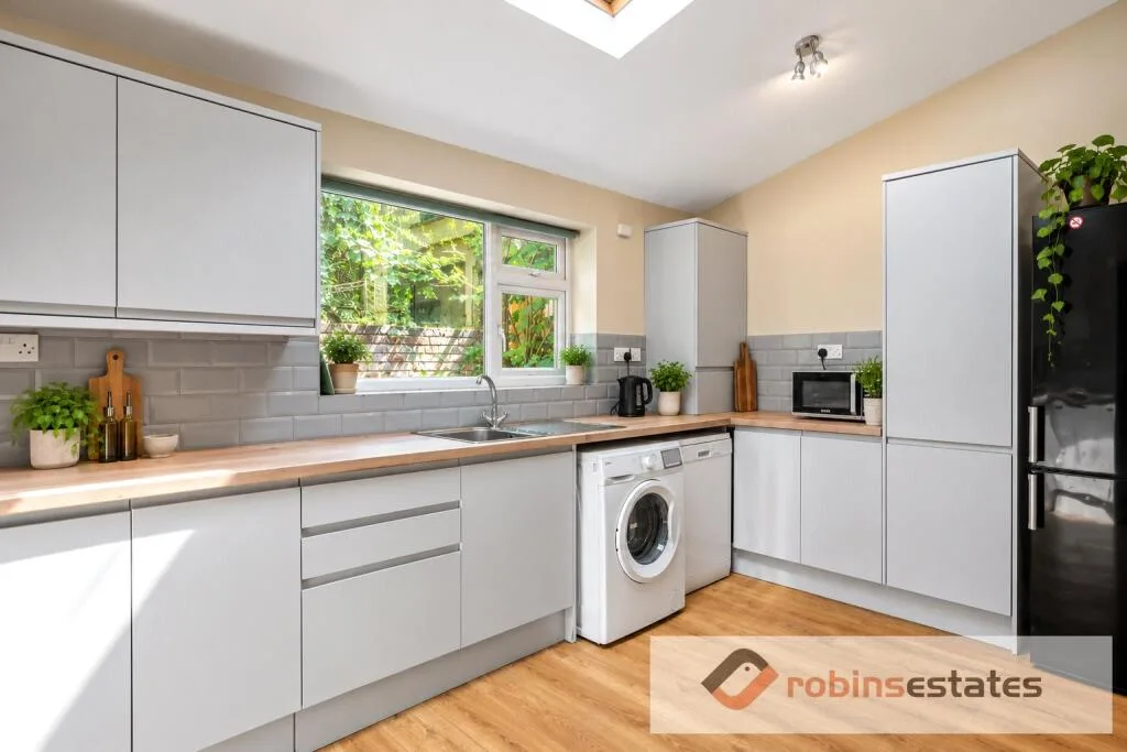 7 bedroom semi-detached house for rent