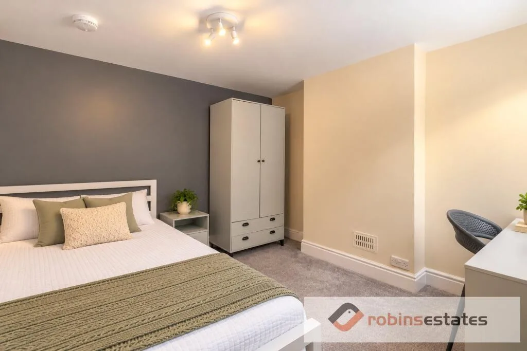 7 bedroom semi-detached house for rent