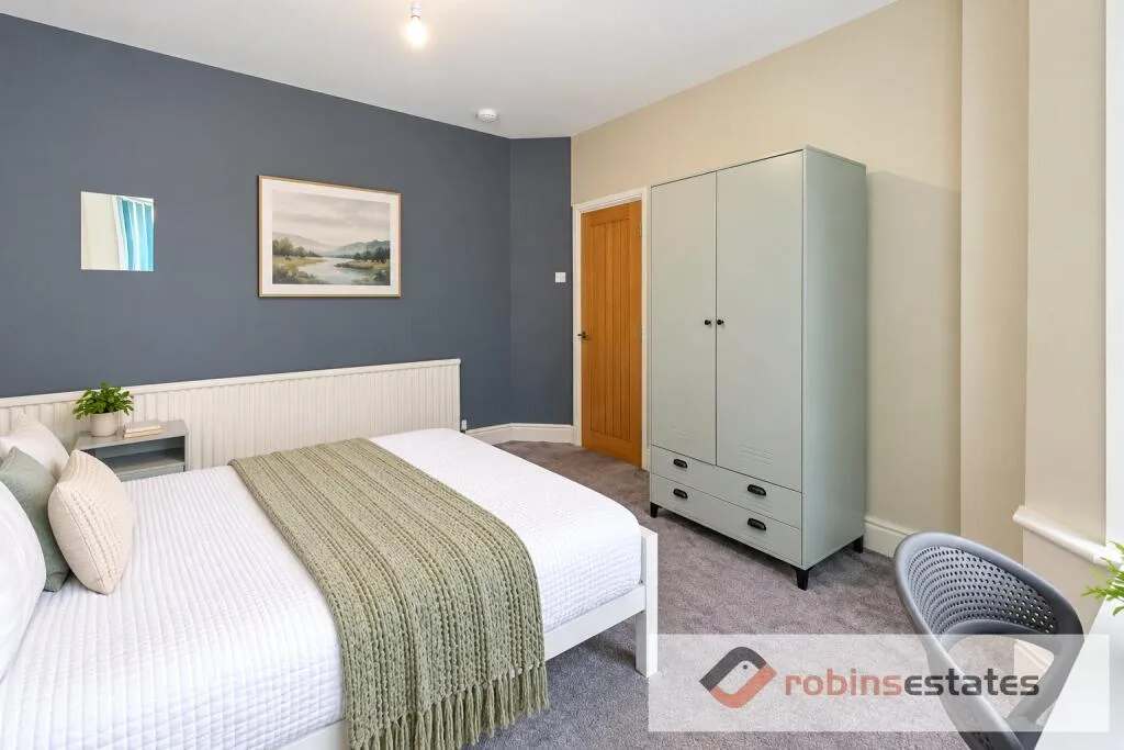 7 bedroom semi-detached house for rent