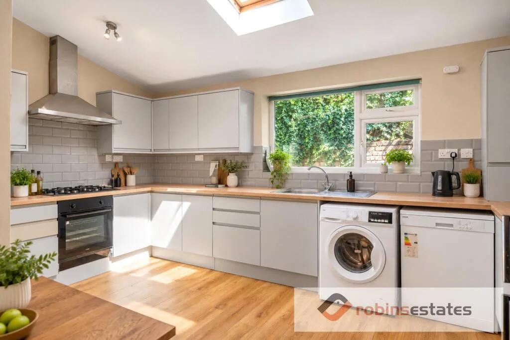 7 bedroom semi-detached house for rent