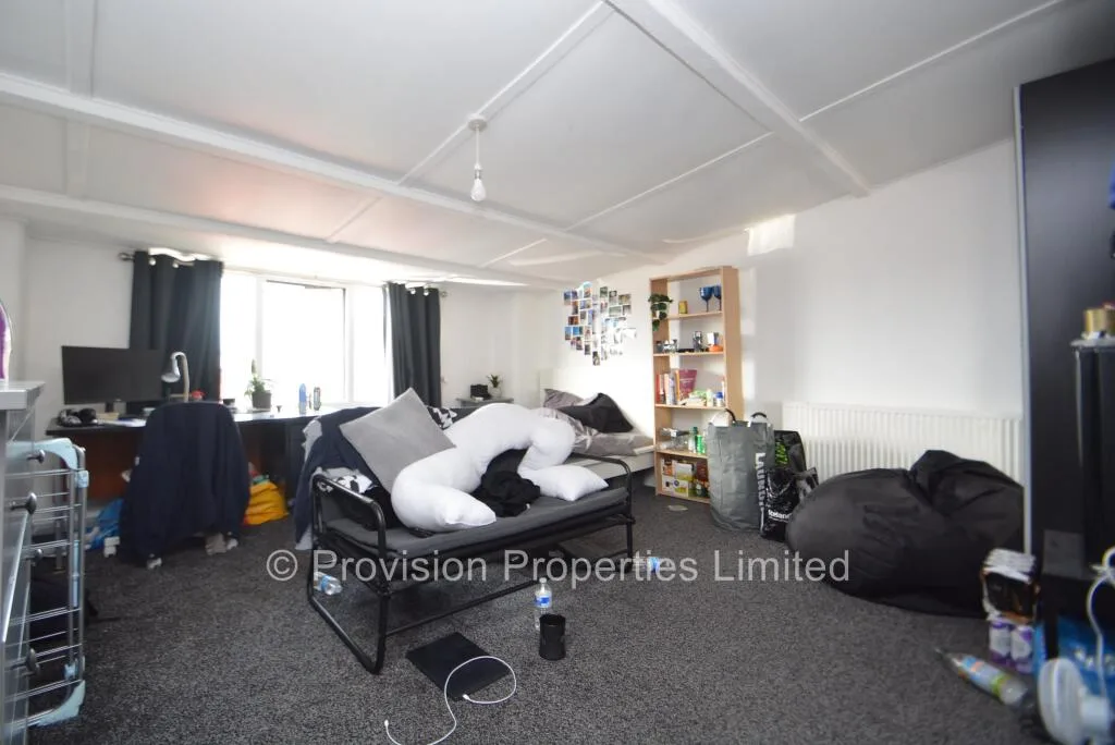 6 bedroom terraced house for rent