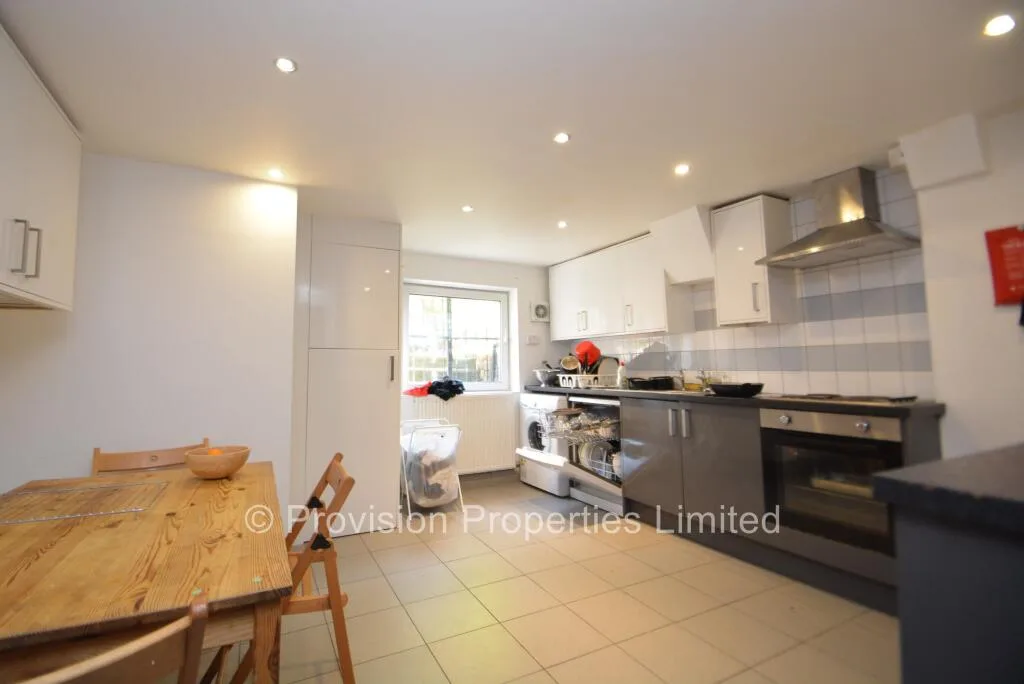 6 bedroom terraced house for rent