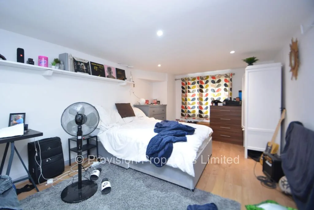 6 bedroom terraced house for rent