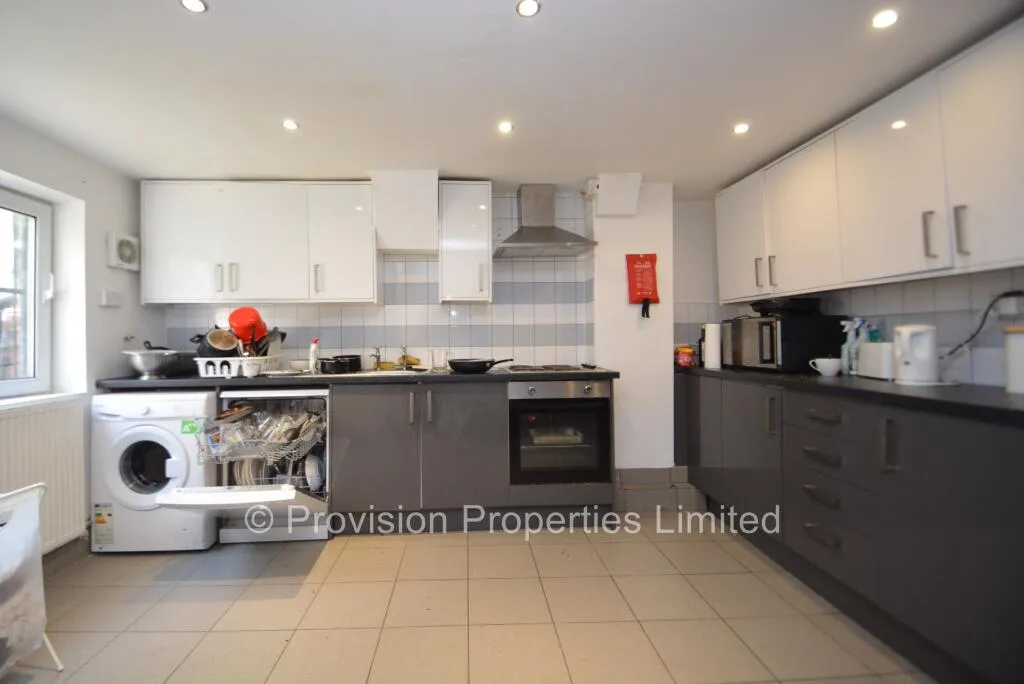 6 bedroom terraced house for rent
