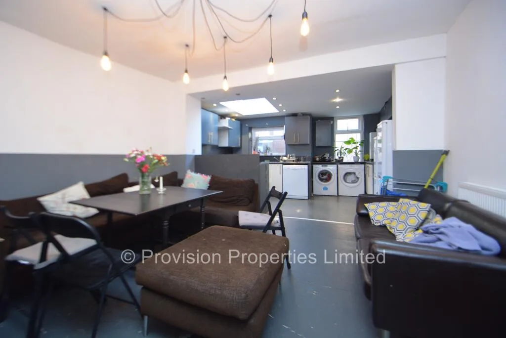 6 bedroom terraced house for rent