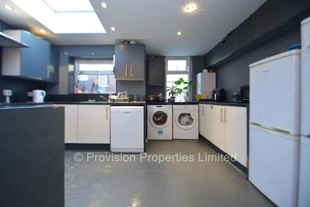 6 bedroom terraced house for rent