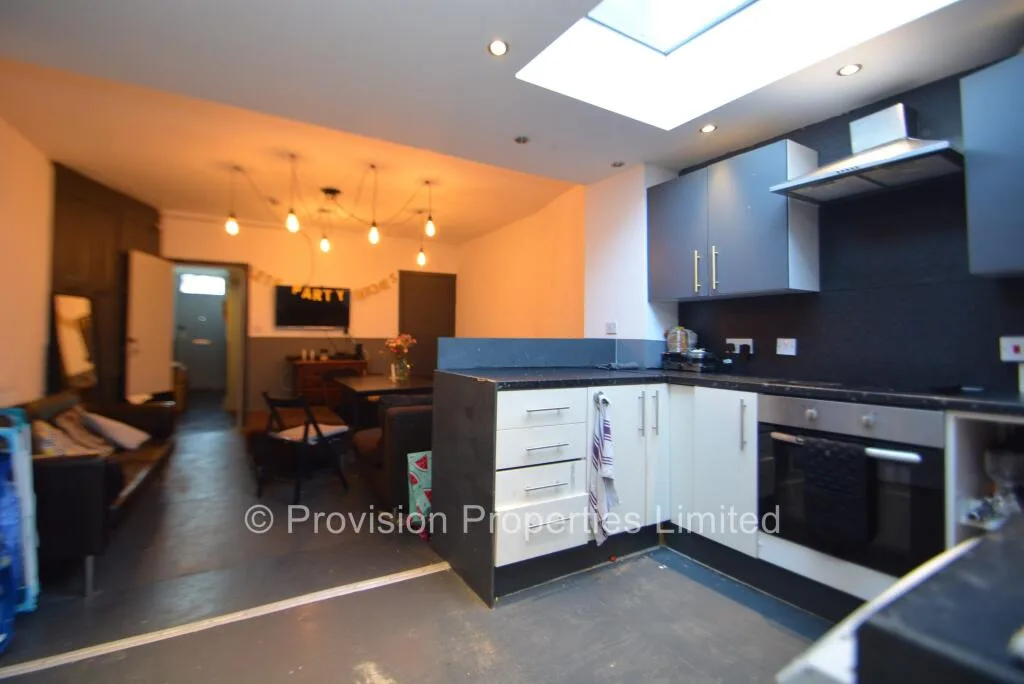 6 bedroom terraced house for rent