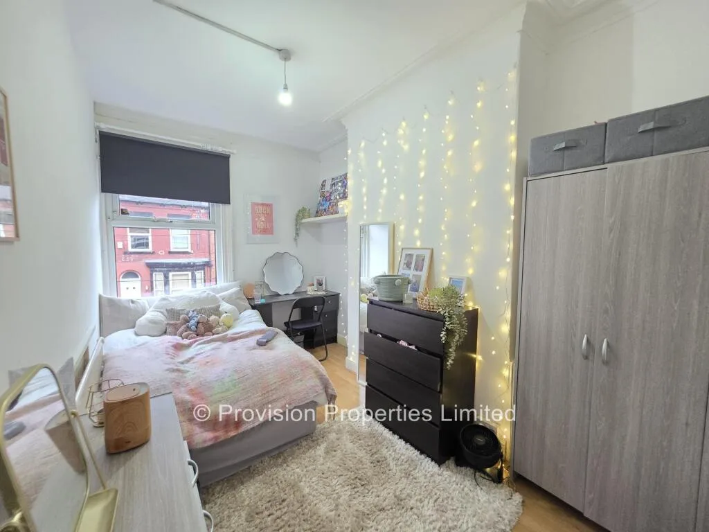8 bedroom terraced house for rent