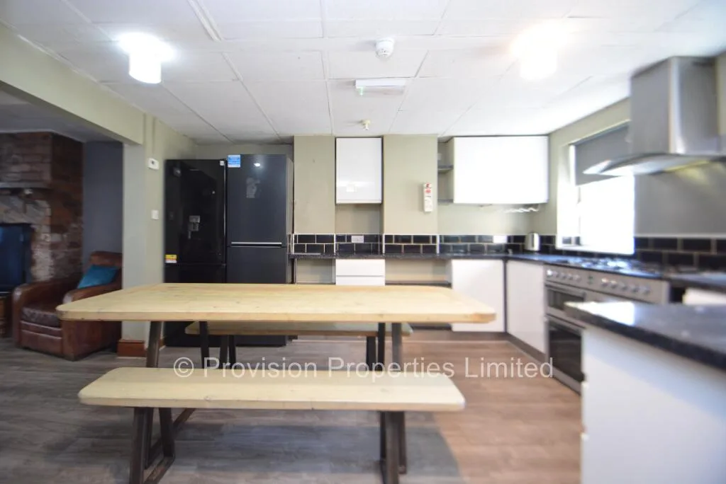 8 bedroom terraced house for rent