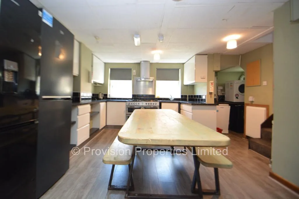 8 bedroom terraced house for rent