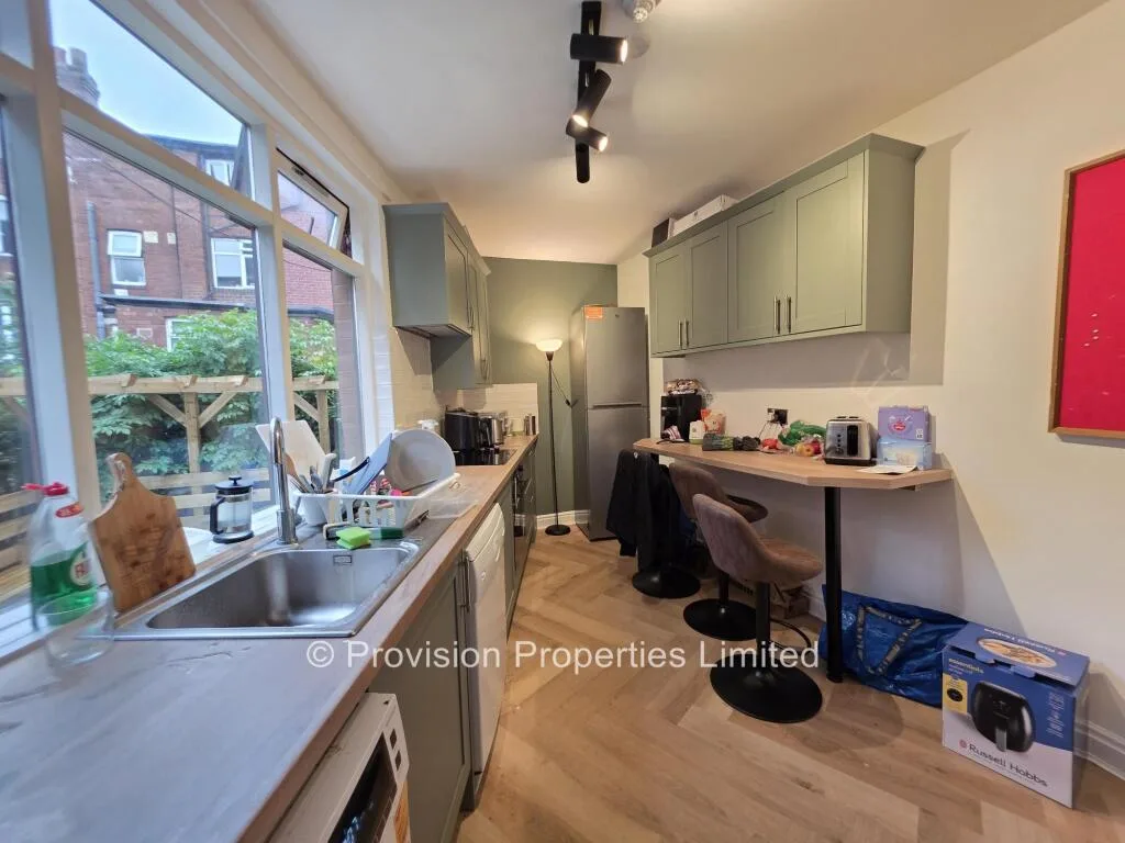 5 bedroom terraced house for rent