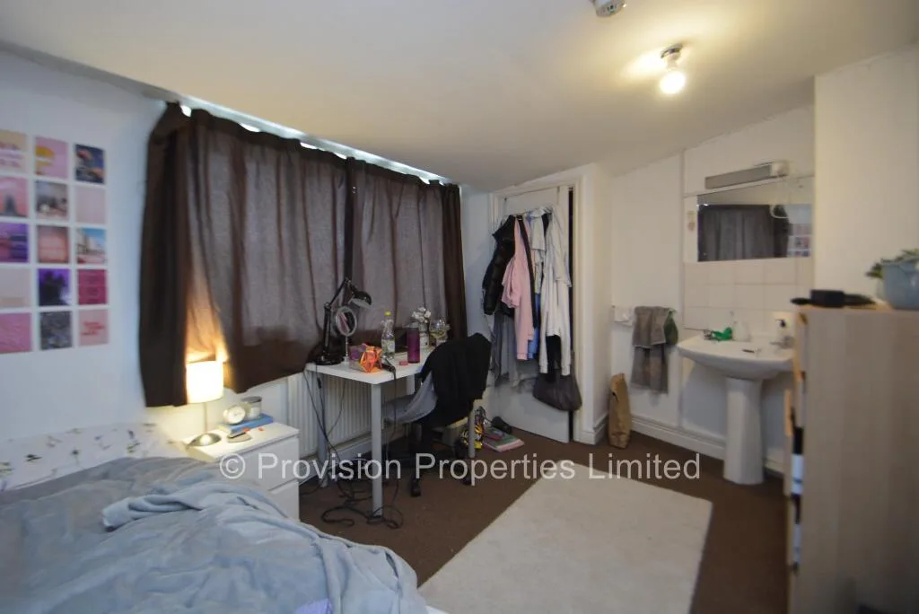 5 bedroom terraced house for rent