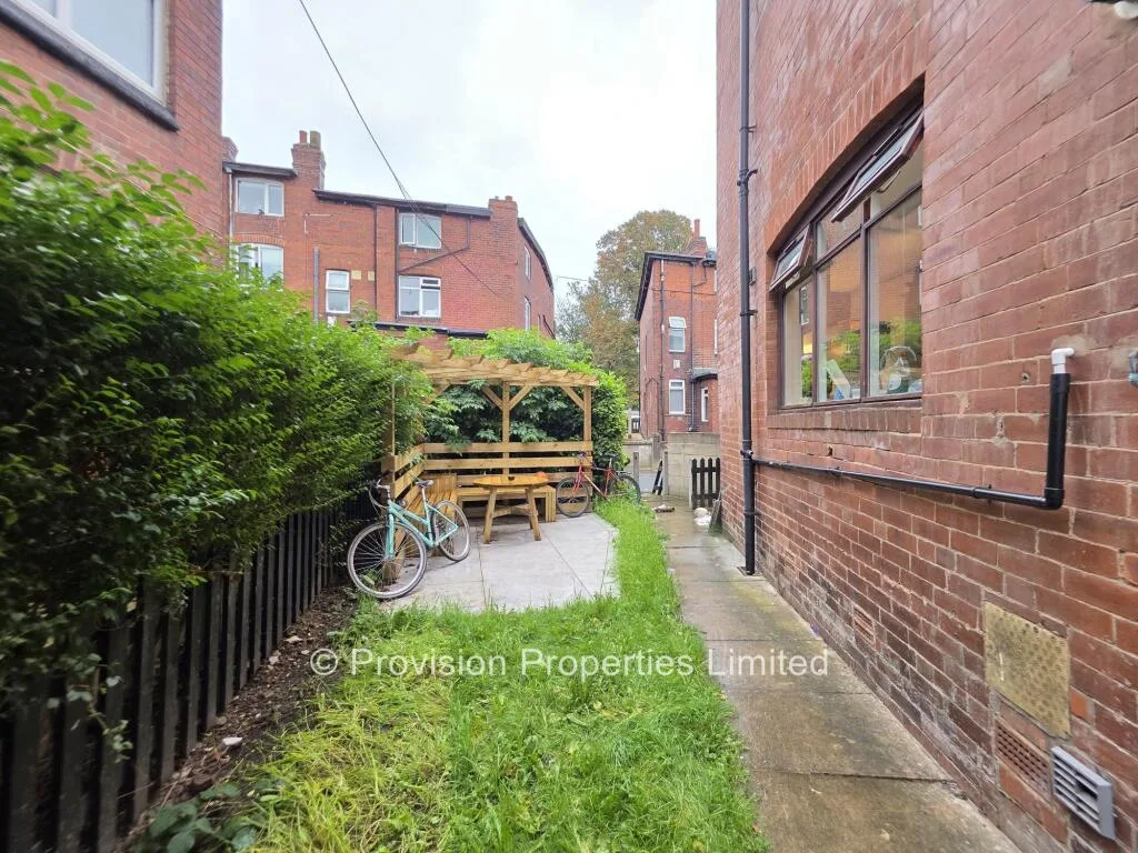 5 bedroom terraced house for rent