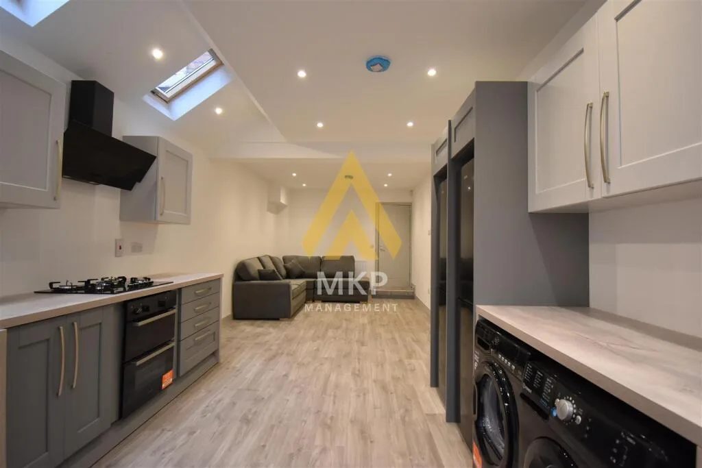 6 bedroom terraced house for rent