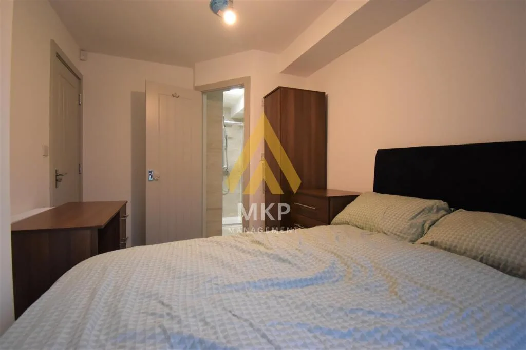 6 bedroom terraced house for rent