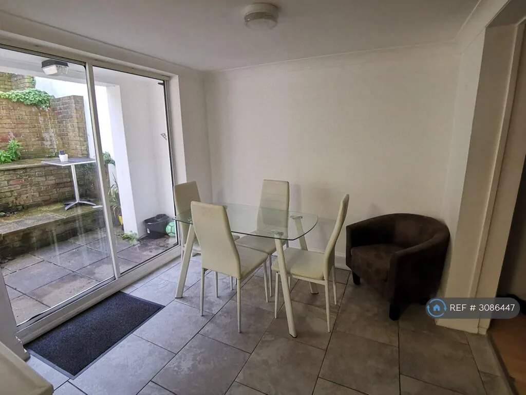 5 bedroom terraced house for rent