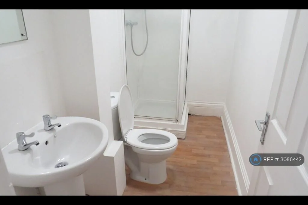 6 bedroom end of terrace house for rent