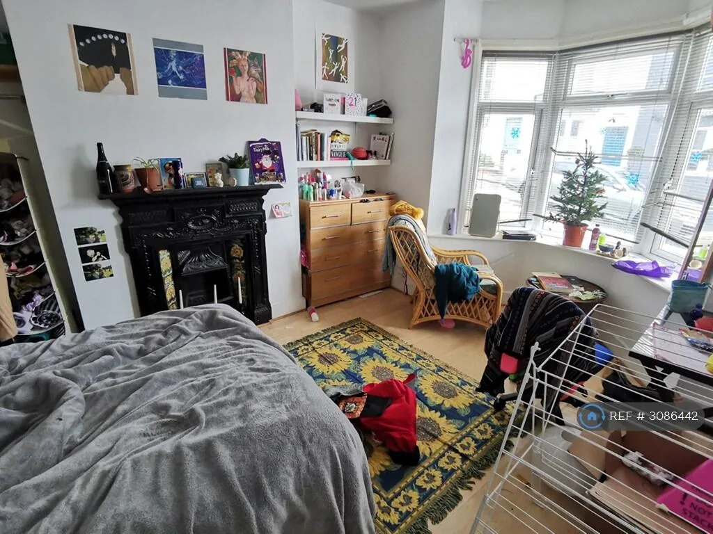 6 bedroom end of terrace house for rent