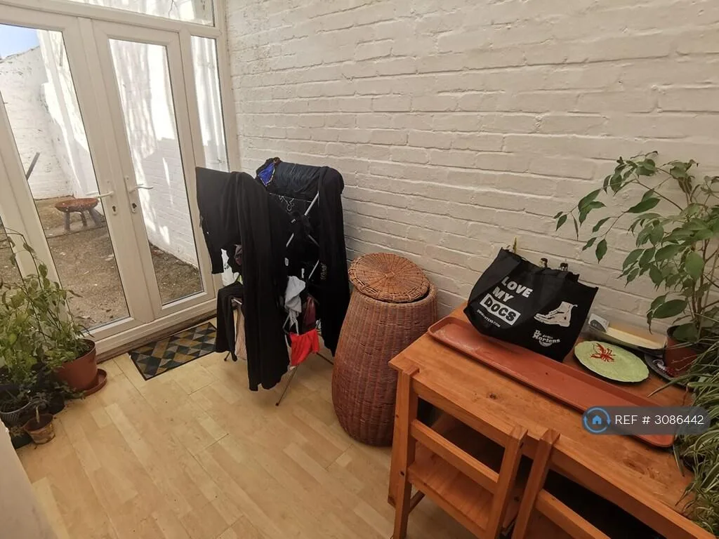 6 bedroom end of terrace house for rent