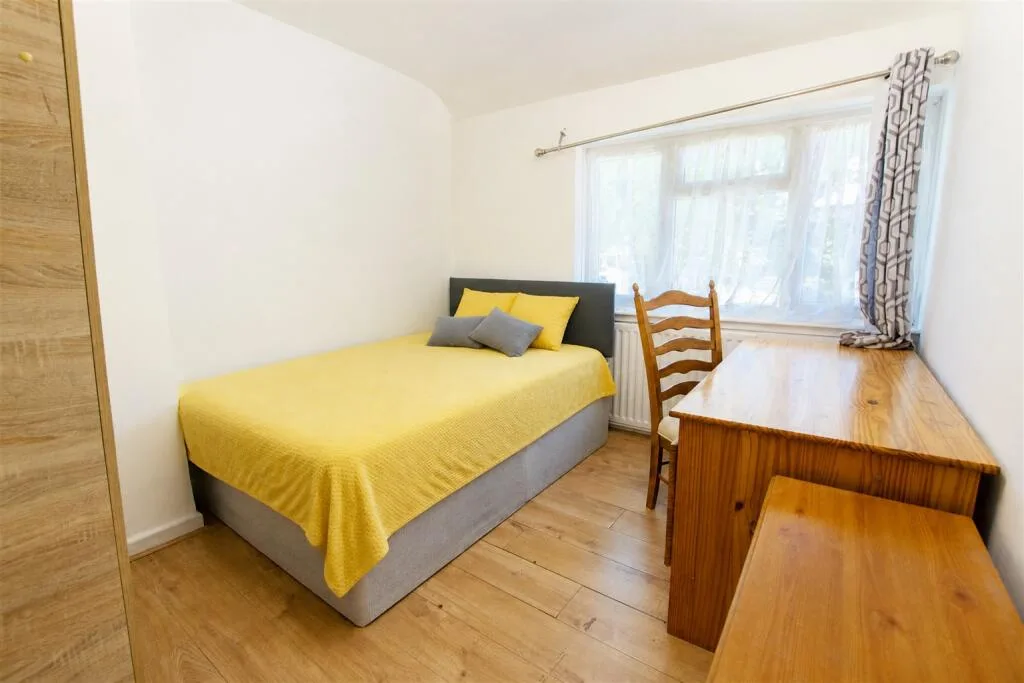 4 bedroom semi-detached house for rent