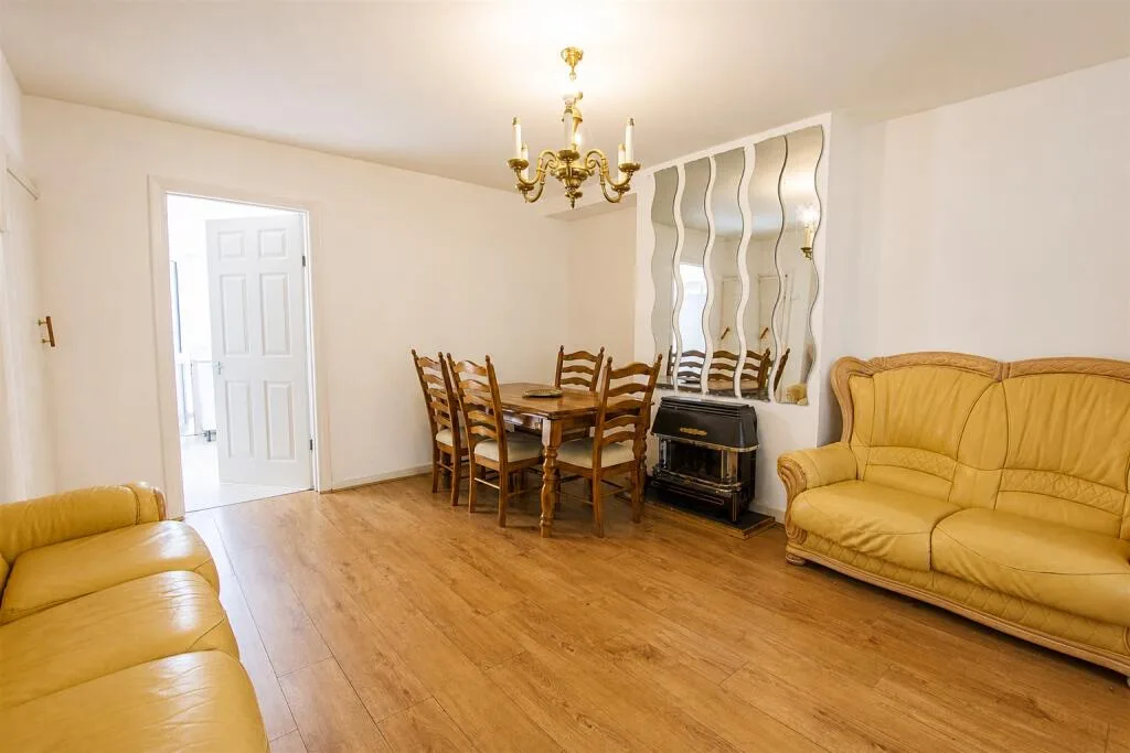 4 bedroom semi-detached house for rent