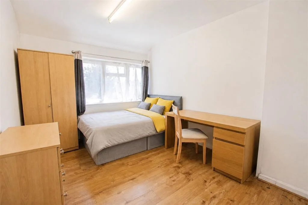 4 bedroom semi-detached house for rent