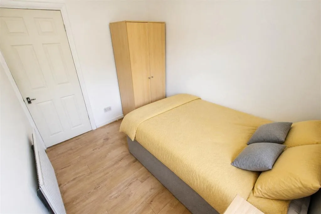 4 bedroom semi-detached house for rent