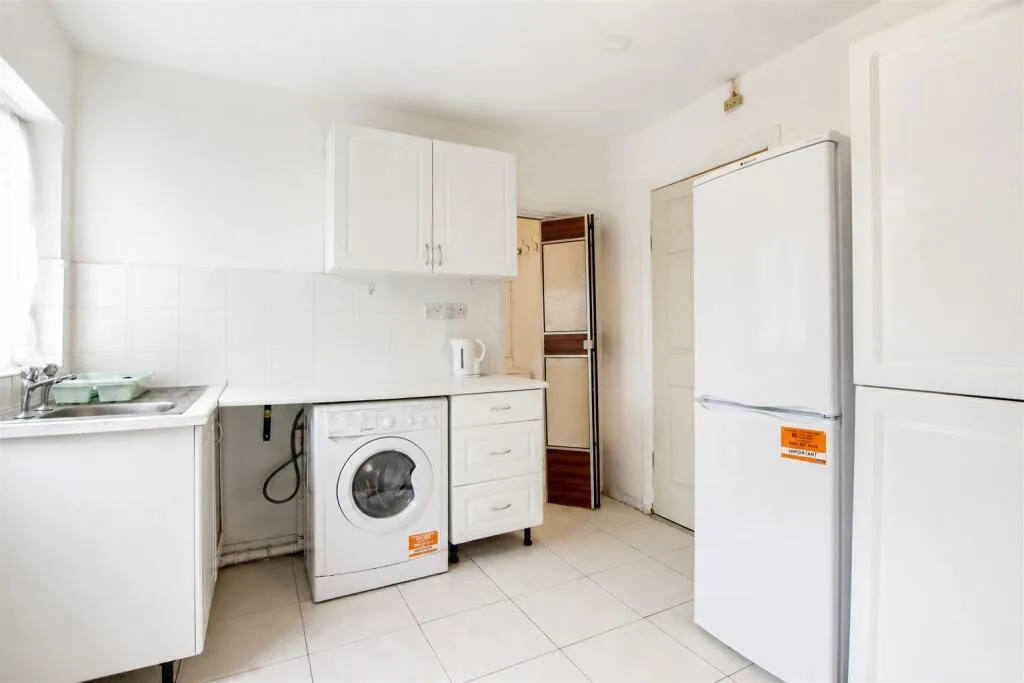 4 bedroom semi-detached house for rent