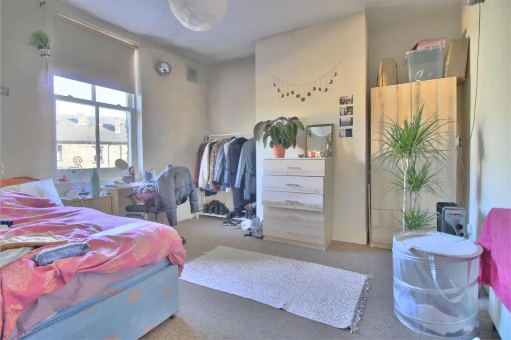 5 bedroom terraced house for rent