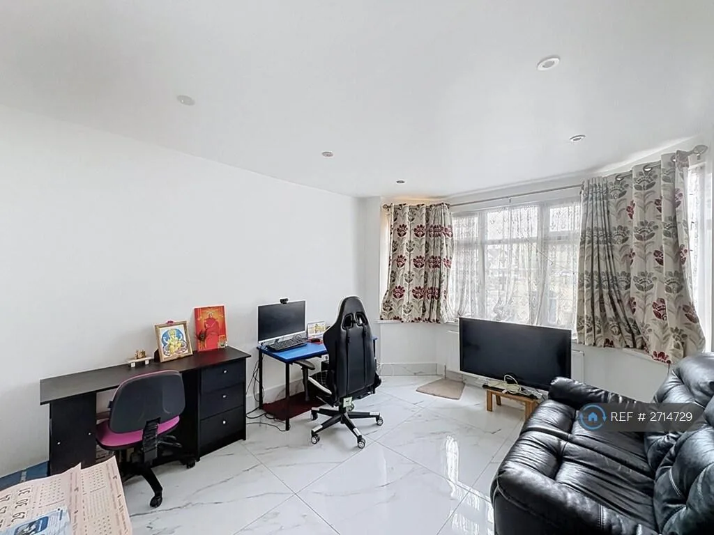 4 bedroom semi-detached house for rent