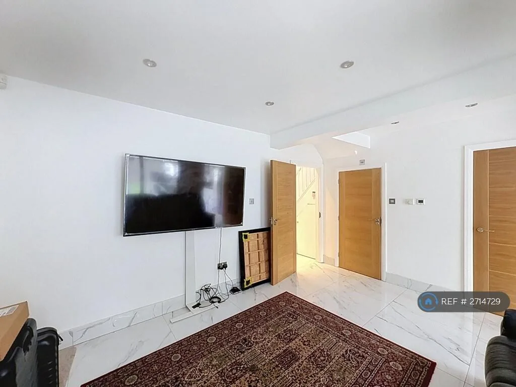4 bedroom semi-detached house for rent