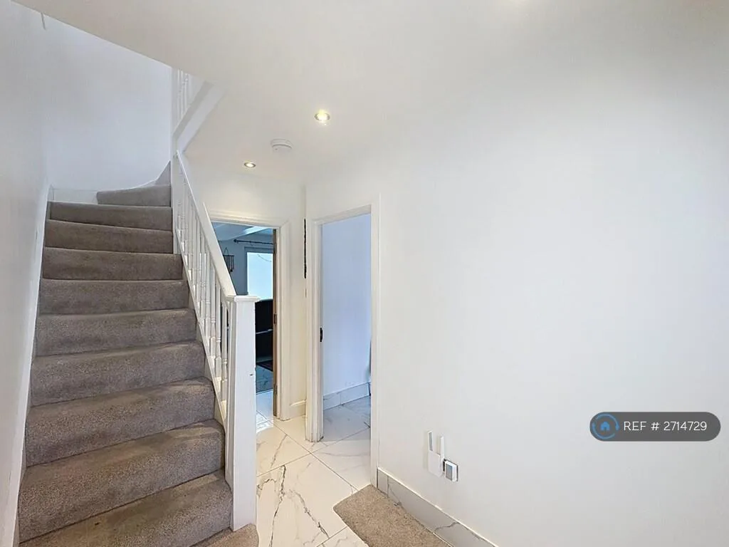4 bedroom semi-detached house for rent