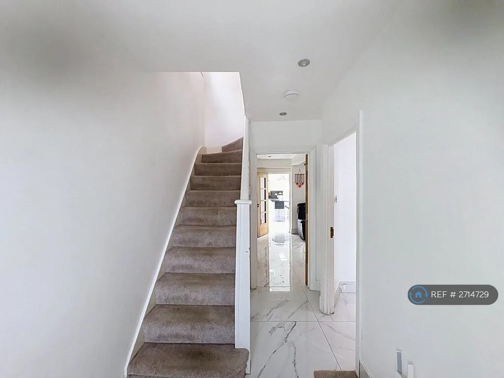 4 bedroom semi-detached house for rent