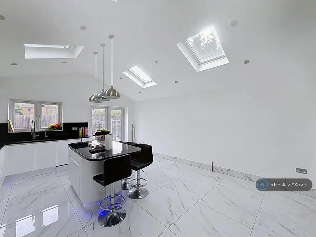4 bedroom semi-detached house for rent