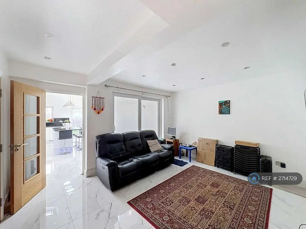 4 bedroom semi-detached house for rent