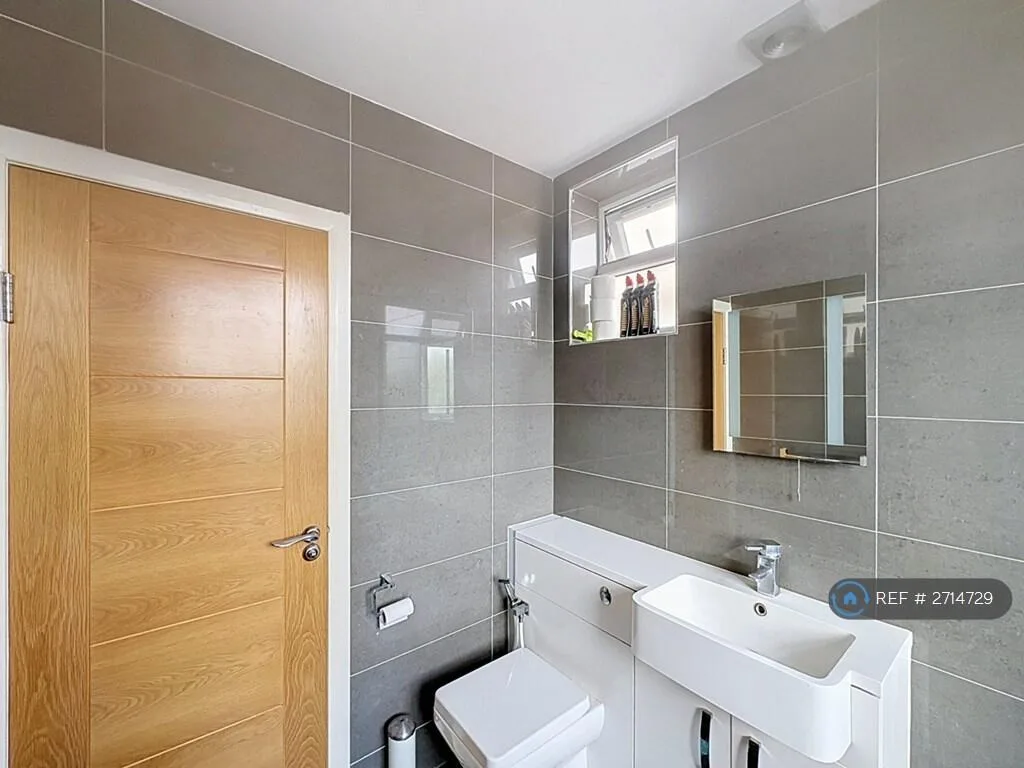 4 bedroom semi-detached house for rent