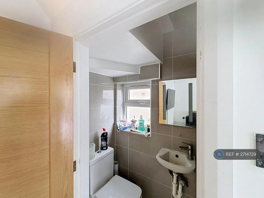 4 bedroom semi-detached house for rent