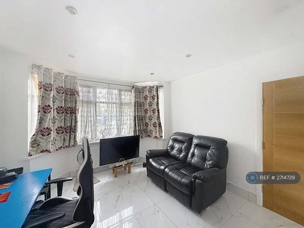 4 bedroom semi-detached house for rent