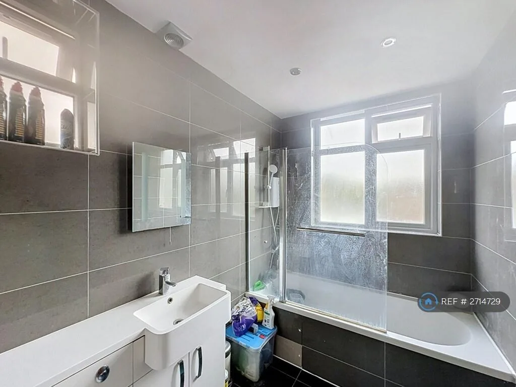 4 bedroom semi-detached house for rent
