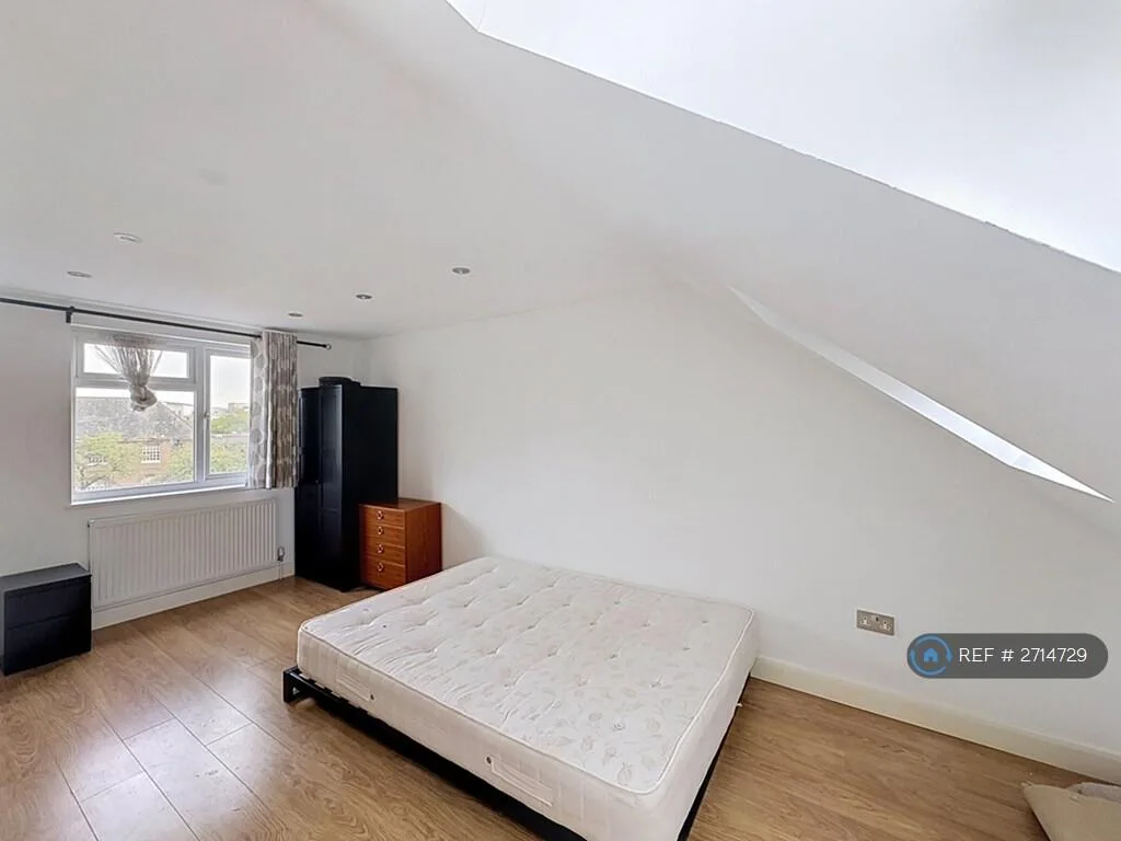 4 bedroom semi-detached house for rent