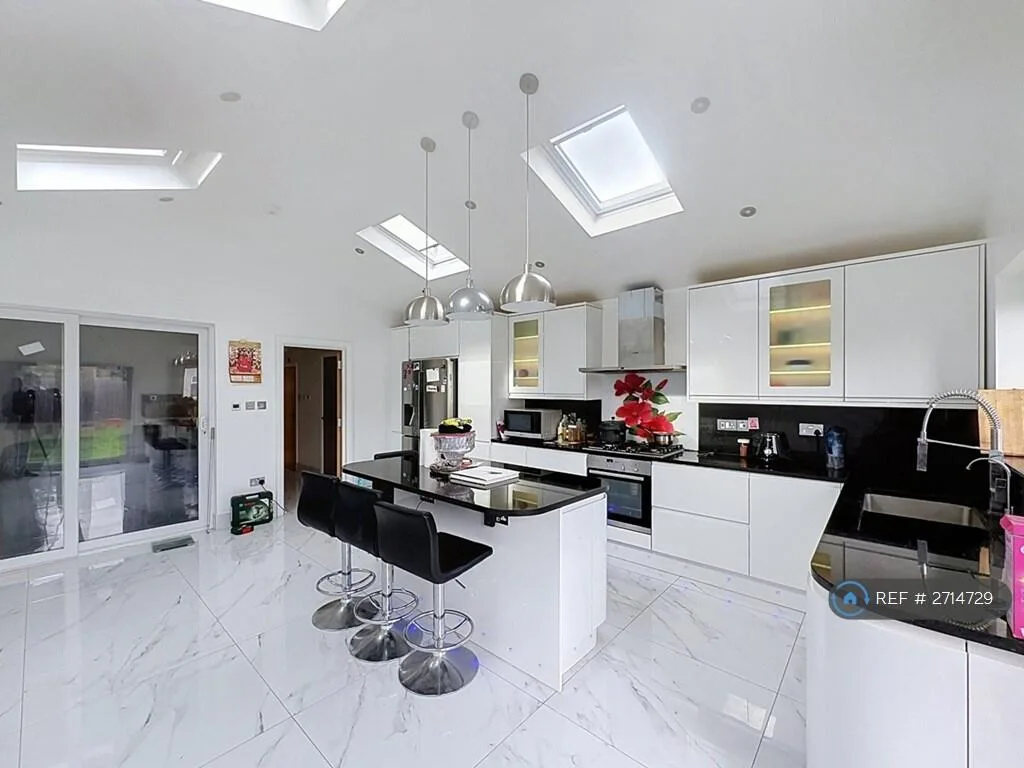 4 bedroom semi-detached house for rent