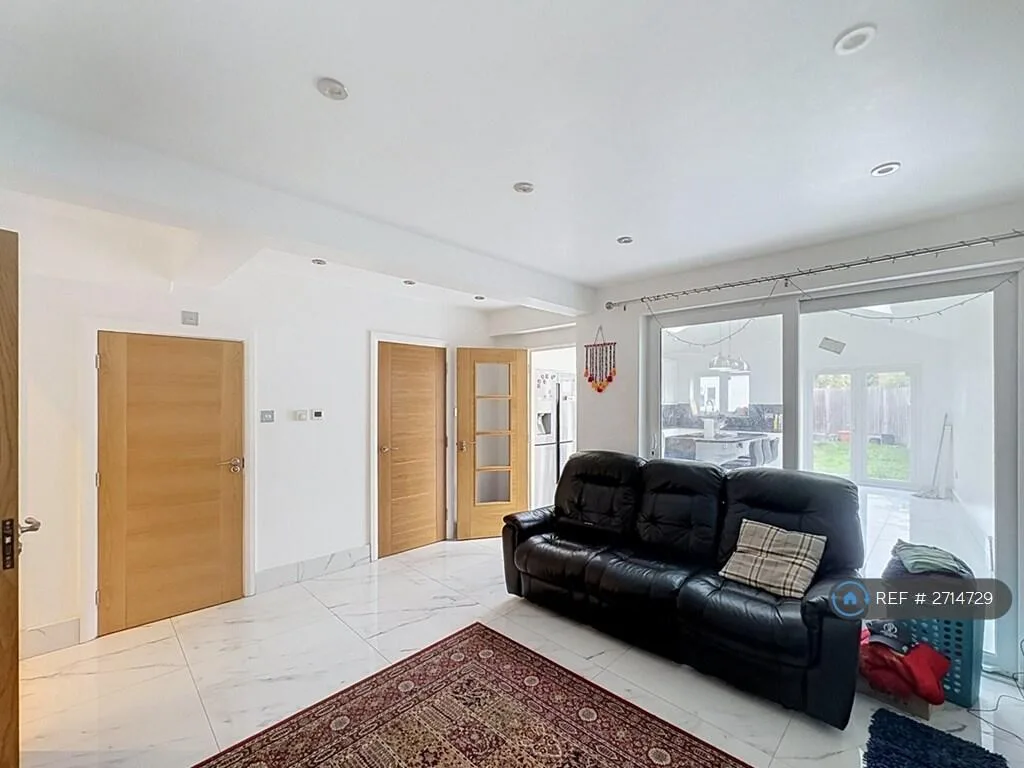 4 bedroom semi-detached house for rent