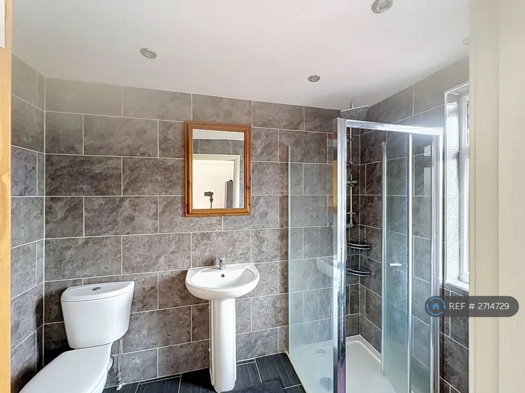 4 bedroom semi-detached house for rent