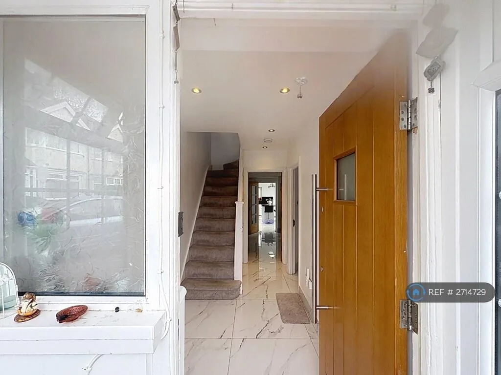 4 bedroom semi-detached house for rent