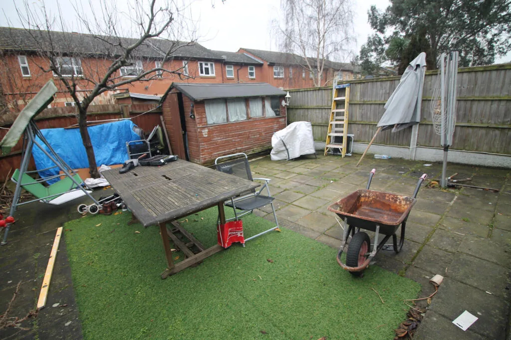 5 bedroom terraced house for rent