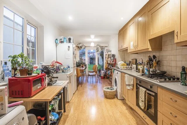5 bedroom terraced house for rent