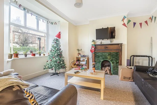 5 bedroom terraced house for rent