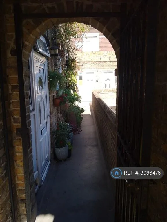 2 bedroom maisonette for rent